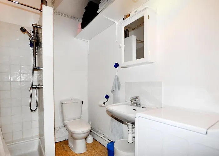 4 Bedroom Cozy In Palau-del-Vidre