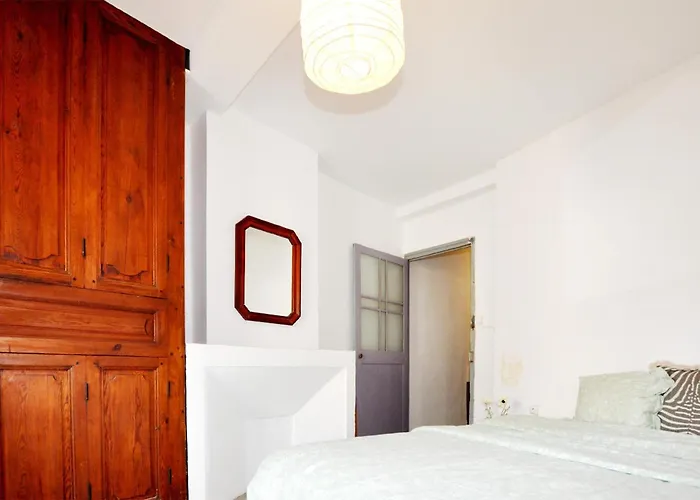 4 Bedroom Cozy In Palau-del-Vidre